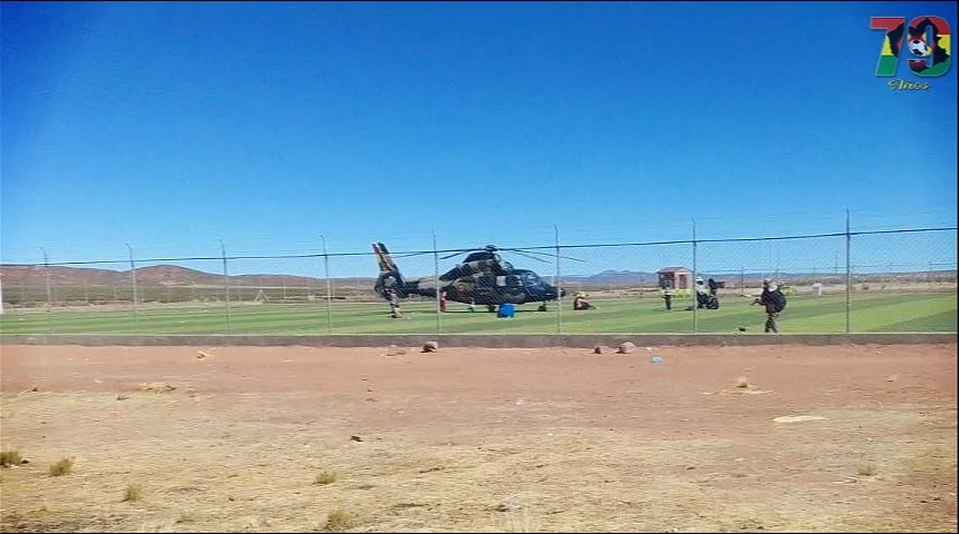 El aterrizaje del helicóptero suspendió el encuentro en el minuto 25. Foto:  Colegio de Árbitros de Oruro.